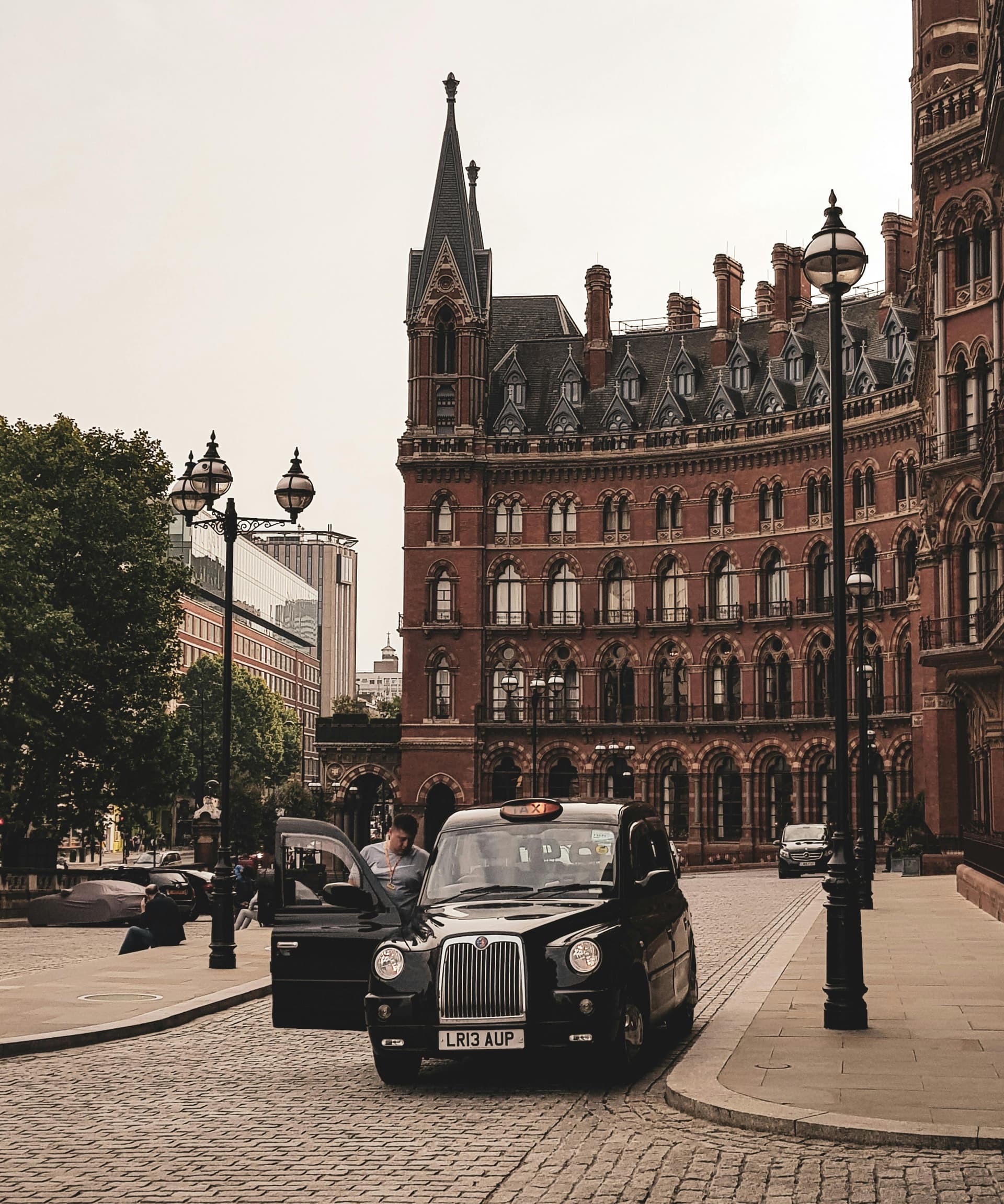 Airport Minicabs to Heathrow &amp; Gatwick from West Byfleet