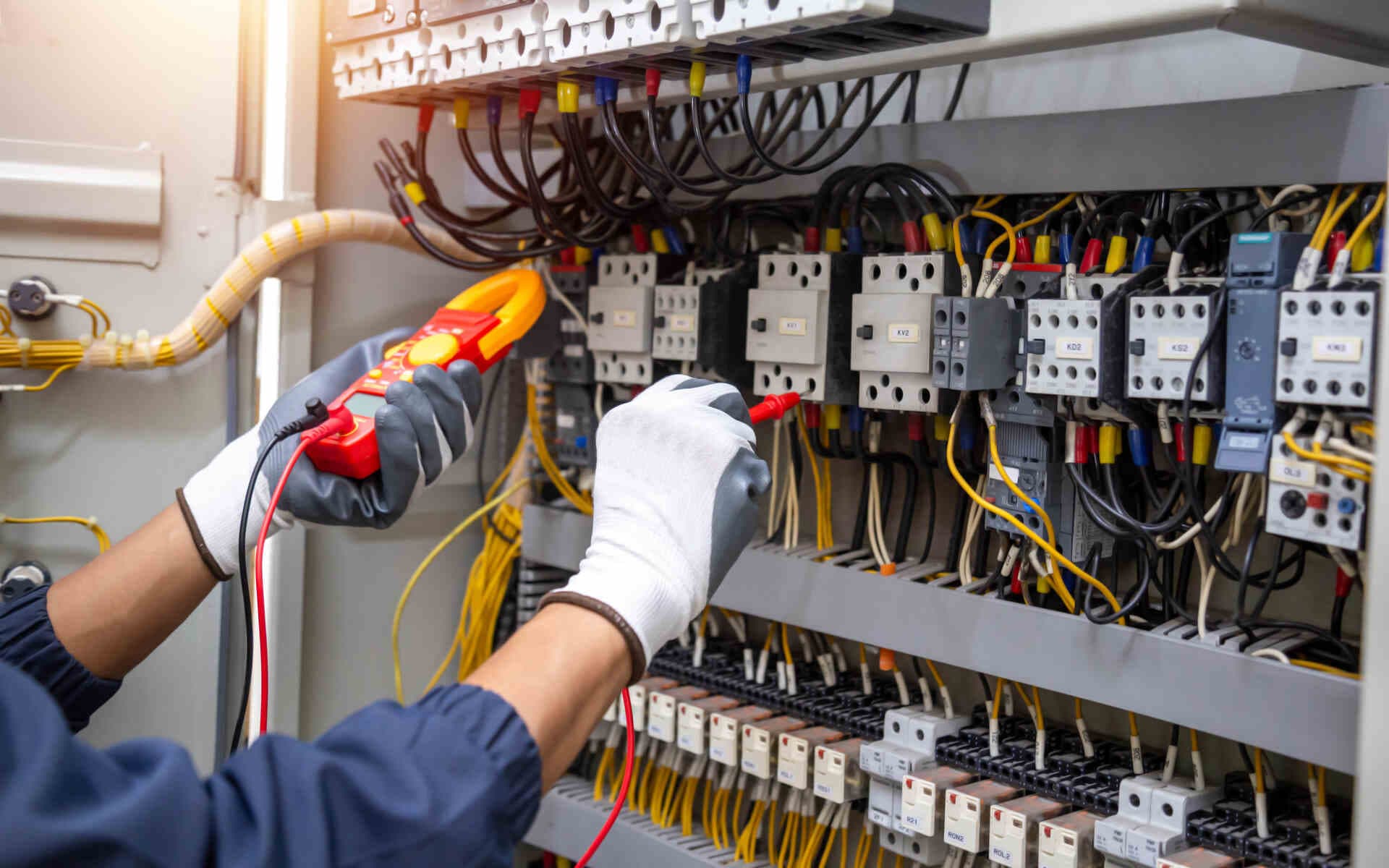 How Electrical Maintenance Edmonton Services Reduce Operational Costs