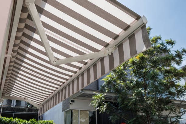Why Choose a Retractable Awning Commercial Solution?