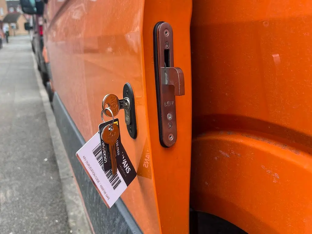 Installare chiusure di sicurezza per porte furgoni: vantaggi e consigli