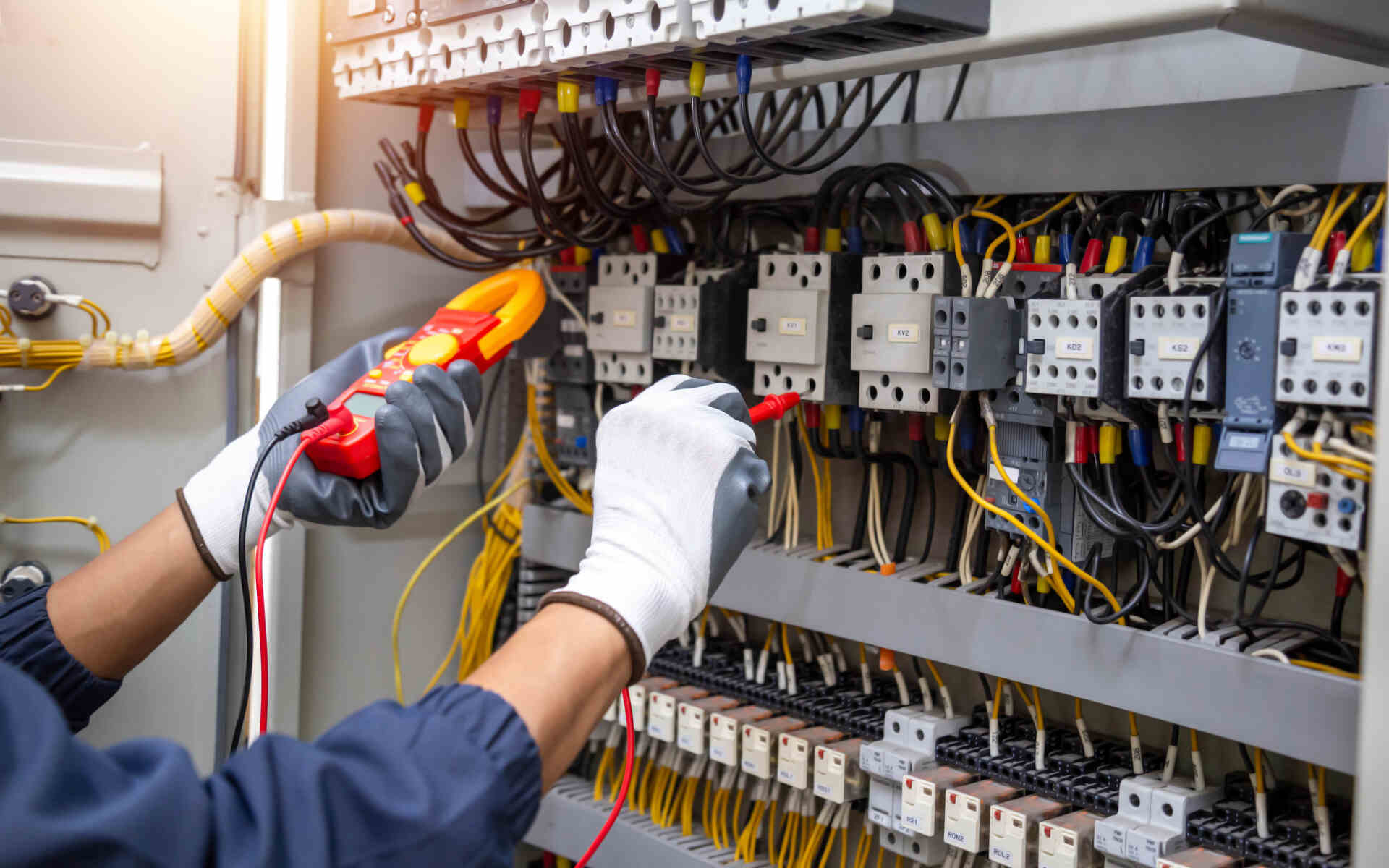How Electrical Maintenance Edmonton Services Reduce Operational Costs