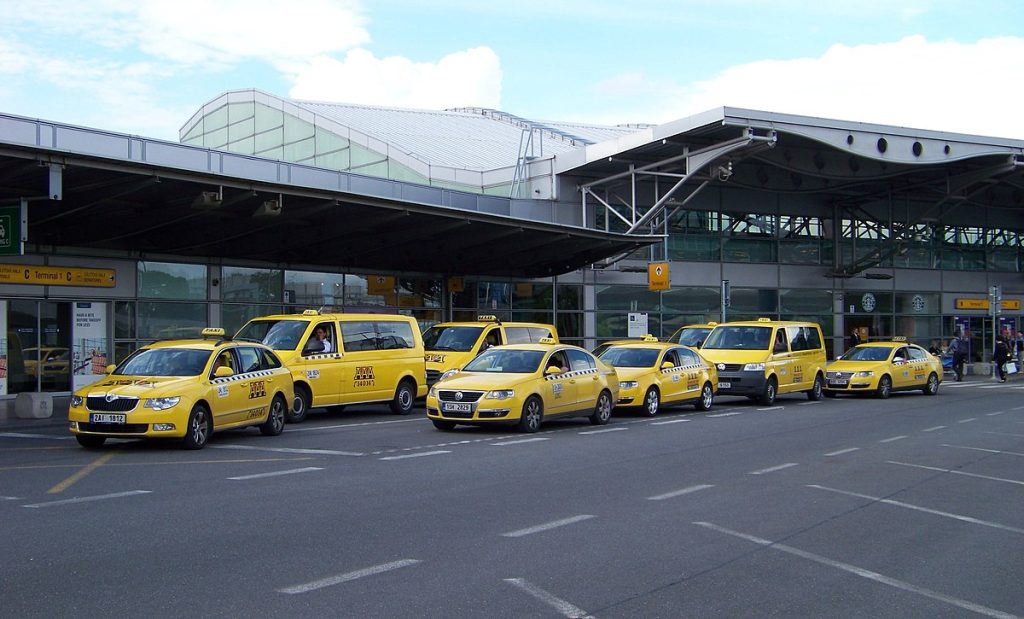 Letiště_Ruzyně,_terminál_1,_taxistanoviště